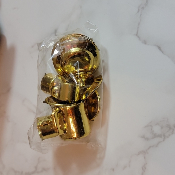 Alice In Wonderland Trinket Box 1994 With Gold Plastic Tea Set - Picture 5 of 8